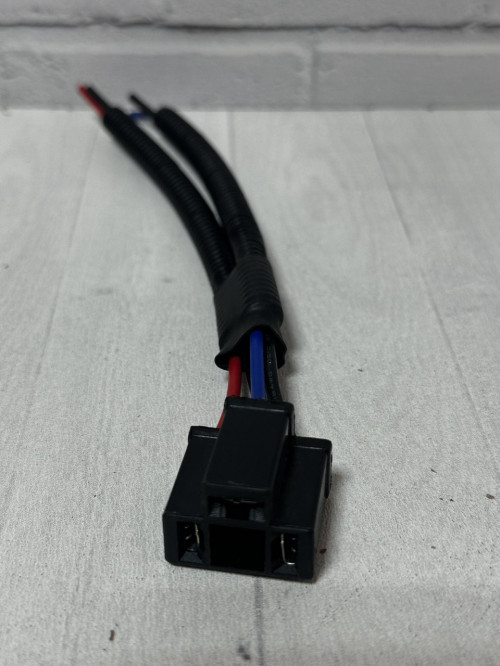 Оригинальный разъем для лампы Н4, пластик с проводом мама в гофре 